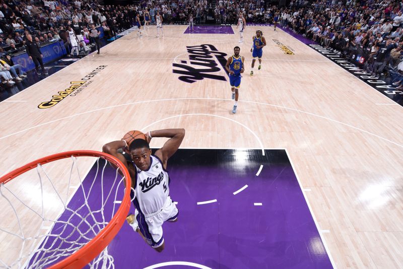 SACRAMENTO, CA - APRIL 16: De'Aaron Fox #5 of the Sacramento Kings dunks the ball during the game against the Golden State Warriors during the 2024 Play-In Tournament on April 16, 2024 at Golden 1 Center in Sacramento, California. NOTE TO USER: User expressly acknowledges and agrees that, by downloading and or using this Photograph, user is consenting to the terms and conditions of the Getty Images License Agreement. Mandatory Copyright Notice: Copyright 2024 NBAE (Photo by Rocky Widner/NBAE via Getty Images)