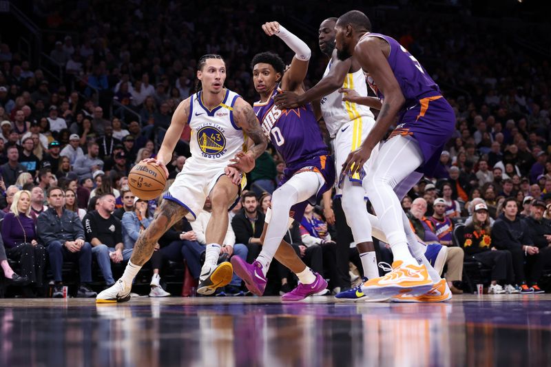 PHOENIX, ARIZONA - NOVEMBER 30: Lindy Waters III #43 of the Golden State Warriors dribbles around a screen set by Draymond Green #23 and Ryan Dunn #0 of the Phoenix Suns during the second half at Footprint Center on November 30, 2024 in Phoenix, Arizona. NOTE TO USER: User expressly acknowledges and agrees that, by downloading and or using this photograph, User is consenting to the terms and conditions of the Getty Images License Agreement.  (Photo by Chris Coduto/Getty Images)