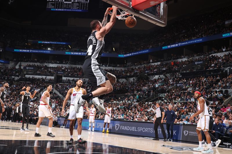 SAN ANTONIO, TX - NOVEMBER 23: Sandro Mamukelashvili #54 of the San Antonio Spurs dunks the ball during the game against the Golden State Warriors on November 23, 2024 at the Frost Bank Center in San Antonio, Texas. NOTE TO USER: User expressly acknowledges and agrees that, by downloading and or using this photograph, user is consenting to the terms and conditions of the Getty Images License Agreement. Mandatory Copyright Notice: Copyright 2024 NBAE (Photos by Nathaniel S. Butler/NBAE via Getty Images)