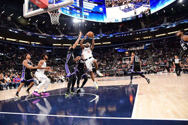 INGLEWOOD, CA - OCTOBER 17: Elijah Harkless #15 of the LA Clippers drives to the basket during the game against the Sacramento Kings during a NBA Preseason game on October 17, 2024 at Intuit Dome in Los Angeles, California. NOTE TO USER: User expressly acknowledges and agrees that, by downloading and/or using this Photograph, user is consenting to the terms and conditions of the Getty Images License Agreement. Mandatory Copyright Notice: Copyright 2024 NBAE (Photo by Adam Pantozzi/NBAE via Getty Images)