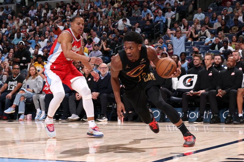 MEMPHIS, TN - MARCH 14: De'Andre Hunter #12 of the Cleveland Cavaliers handles the ball during the game against the Memphis Grizzlies on March 14, 2025 at FedExForum in Memphis, Tennessee. NOTE TO USER: User expressly acknowledges and agrees that, by downloading and or using this photograph, User is consenting to the terms and conditions of the Getty Images License Agreement. Mandatory Copyright Notice: Copyright 2025 NBAE(Photo by Joe Murphy/NBAE via Getty Images)