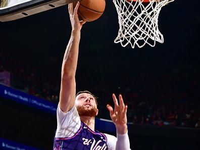 PHOENIX, AZ - DECEMBER 17: Jusuf Nurkic #20 of the Phoenix Suns drives to the basket during the game against the Washington Wizards on December 17, 2023 at Footprint Center in Phoenix, Arizona. NOTE TO USER: User expressly acknowledges and agrees that, by downloading and or using this photograph, user is consenting to the terms and conditions of the Getty Images License Agreement. Mandatory Copyright Notice: Copyright 2023 NBAE (Photo by Barry Gossage/NBAE via Getty Images)