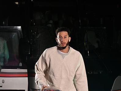 HOUSTON, TX - DECEMBER 22:   Seth Curry #30 of the Dallas Mavericks arrives to the arena before the game before the game against the Houston Rockets on December 22, 2023 at the Toyota Center in Houston, Texas. NOTE TO USER: User expressly acknowledges and agrees that, by downloading and or using this photograph, User is consenting to the terms and conditions of the Getty Images License Agreement. Mandatory Copyright Notice: Copyright 2023 NBAE (Photo by Logan Riely/NBAE via Getty Images)