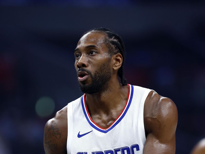 LOS ANGELES, CALIFORNIA - DECEMBER 11:  Kawhi Leonard #2 of the LA Clippers at Crypto.com Arena on December 11, 2023 in Los Angeles, California.  NOTE TO USER: User expressly acknowledges and agrees that, by downloading and/or using this photograph, user is consenting to the terms and conditions of the Getty Images License Agreement. (Photo by Ronald Martinez/Getty Images)