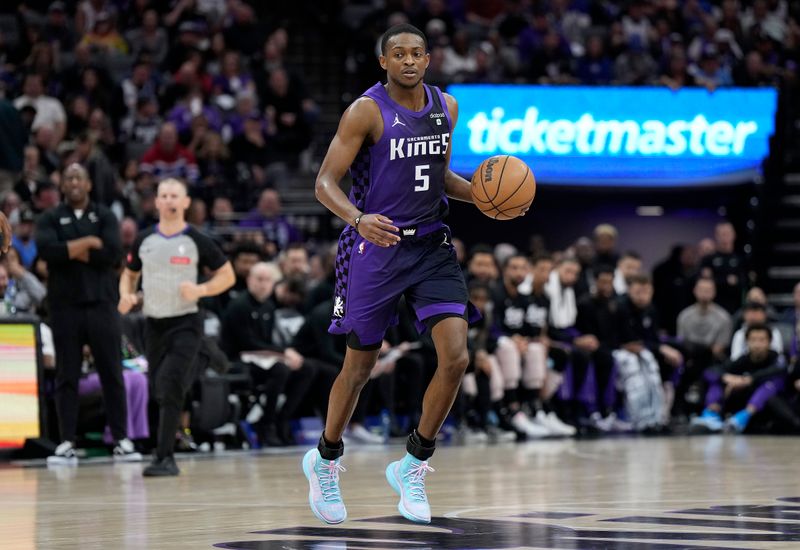 SACRAMENTO, CALIFORNIA - APRIL 12: De'Aaron Fox #5 of the Sacramento Kings dribbles the ball against the Phoenix Suns during the second half of an NBA basketball game at Golden 1 Center on April 12, 2024 in Sacramento, California. NOTE TO USER: User expressly acknowledges and agrees that, by downloading and or using this photograph, User is consenting to the terms and conditions of the Getty Images License Agreement. (Photo by Thearon W. Henderson/Getty Images)