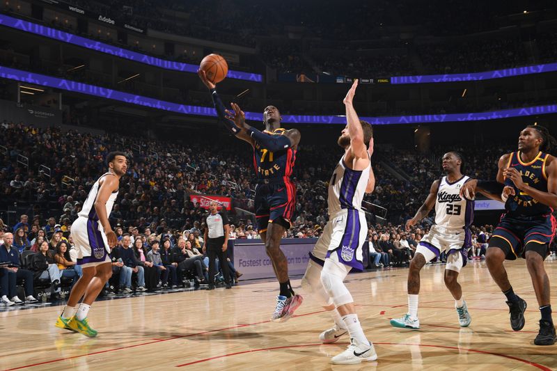 SAN FRANCISCO, CA - JANUARY 5:  Dennis Schroder #71 of the Golden State Warriors drives to the basket during the game against the Sacramento Kings on January 5, 2025 at Chase Center in San Francisco, California. NOTE TO USER: User expressly acknowledges and agrees that, by downloading and or using this photograph, user is consenting to the terms and conditions of Getty Images License Agreement. Mandatory Copyright Notice: Copyright 2025 NBAE (Photo by Noah Graham/NBAE via Getty Images)