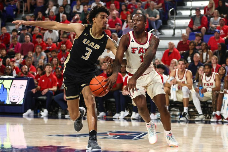 Jan 14, 2024; Boca Raton, Florida, USA; Florida Atlantic Owls guard Johnell Davis (1) passes the basketball as UAB Blazers forward Yaxel Lendeborg (3) defends during the second half at Eleanor R. Baldwin Arena. Mandatory Credit: Sam Navarro-USA TODAY Sports