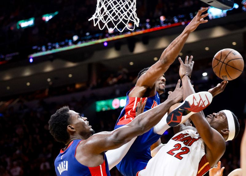 MIAMI, FLORIDA - OCTOBER 28: Jimmy Butler #22 of the Miami Heat drives to the basket against Jaden Ivey #23 of the Detroit Pistons during the second half at Kaseya Center on October 28, 2024 in Miami, Florida. NOTE TO USER: User expressly acknowledges and agrees that, by downloading and or using this photograph, User is consenting to the terms and conditions of the Getty Images License Agreement. (Photo by Carmen Mandato/Getty Images)