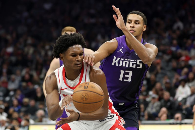 SACRAMENTO, CALIFORNIA - DECEMBER 03: Amen Thompson #1 of the Houston Rockets is guarded by Keegan Murray #13 of the Sacramento Kings in the first half at Golden 1 Center on December 03, 2024 in Sacramento, California. NOTE TO USER: User expressly acknowledges and agrees that, by downloading and/or using this photograph, user is consenting to the terms and conditions of the Getty Images License Agreement.   (Photo by Ezra Shaw/Getty Images)