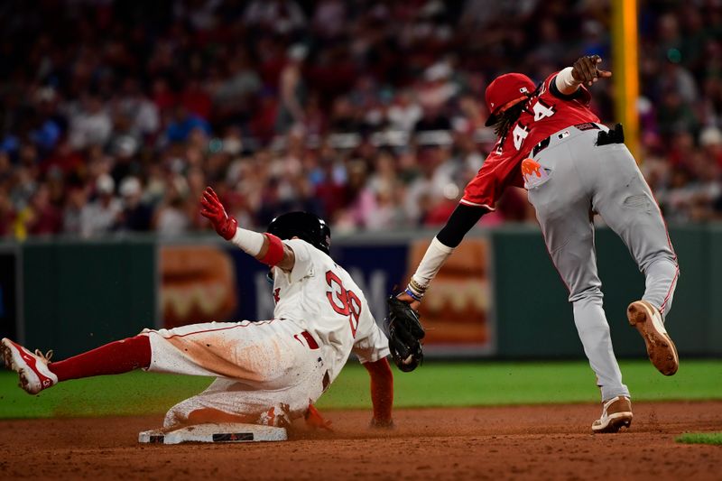 Jun 30, 2025; Boston, Massachusetts, USA; Cincinnati Reds shortstop Elly De La Cruz (44) tags out Boston Red Sox third baseman Marcelo Mayer (39) trying to steal second base during the seventh inning at Fenway Park. Mandatory Credit: Bob DeChiara-Imagn Images