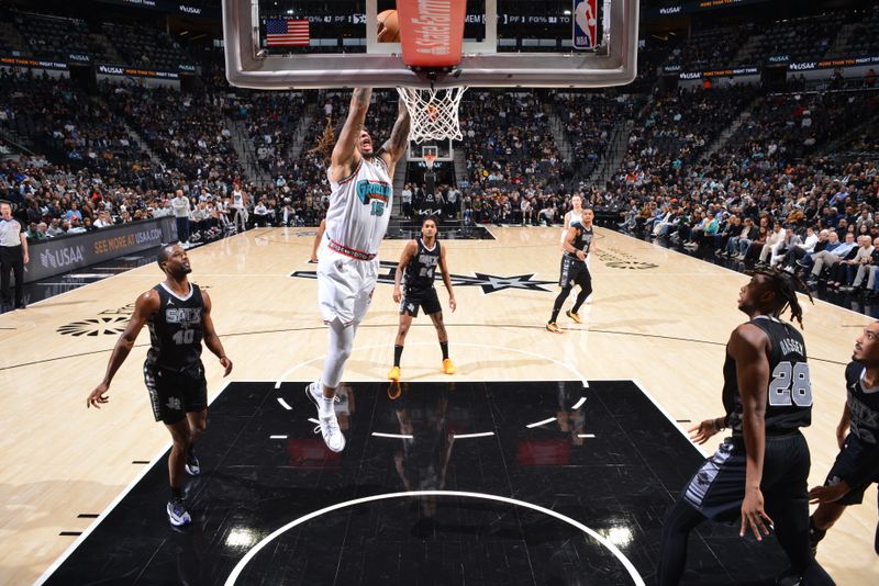 SAN ANTONIO, TX - JANUARY 15: Brandon Clarke #15 of the Memphis Grizzlies dunks the ball during the game against the San Antonio Spurs on January 15, 2025 at the Frost Bank Center in San Antonio, Texas. NOTE TO USER: User expressly acknowledges and agrees that, by downloading and or using this photograph, user is consenting to the terms and conditions of the Getty Images License Agreement. Mandatory Copyright Notice: Copyright 2025 NBAE (Photos by Barry Gossage/NBAE via Getty Images)