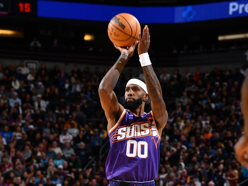 PHOENIX, AZ - NOVEMBER 30: Royce O'Neale #00 of the Phoenix Suns shoots the ball during the game against the Golden State Warriors on November 30, 2024 at Footprint Center in Phoenix, Arizona. NOTE TO USER: User expressly acknowledges and agrees that, by downloading and or using this photograph, user is consenting to the terms and conditions of the Getty Images License Agreement. Mandatory Copyright Notice: Copyright 2024 NBAE (Photo by Barry Gossage/NBAE via Getty Images)