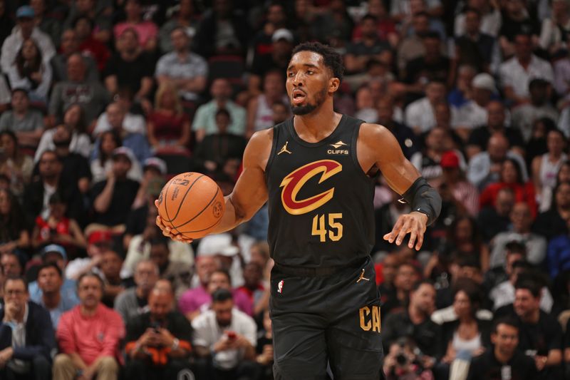 MIAMI, FL - JANUARY 29: Donovan Mitchell #45 of the Cleveland Cavaliers handles the ball during the game against the Miami Heat on January 29, 2025 at Kaseya Center in Miami, Florida. NOTE TO USER: User expressly acknowledges and agrees that, by downloading and or using this Photograph, user is consenting to the terms and conditions of the Getty Images License Agreement. Mandatory Copyright Notice: Copyright 2025 NBAE (Photo by Issac Baldizon/NBAE via Getty Images)