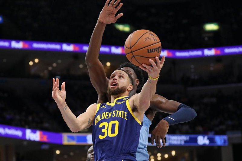 MEMPHIS, TENNESSEE - FEBRUARY 02: Stephen Curry #30 of the Golden State Warriors goes to the basket against Jaren Jackson Jr. #13 of the Memphis Grizzlies during the second half at FedExForum on February 02, 2024 in Memphis, Tennessee. NOTE TO USER: User expressly acknowledges and agrees that, by downloading and or using this photograph, User is consenting to the terms and conditions of the Getty Images License Agreement. (Photo by Justin Ford/Getty Images)