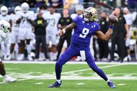 Washington Huskies Dominate UCLA Bruins with Impressive Defensive Show