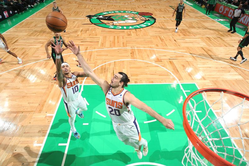 BOSTON, MA - FEBRUARY 3: Damion Lee #10 of the Phoenix Suns rebounds the ball during the game against the Boston Celtics on February 3, 2023 at TD Garden in Boston, Massachusetts.  NOTE TO USER: User expressly acknowledges and agrees that, by downloading and or using this photograph, User is consenting to the terms and conditions of the Getty Images License Agreement. Mandatory Copyright Notice: Copyright 2022 NBAE  (Photo by Nathaniel S. Butler/NBAE via Getty Images)