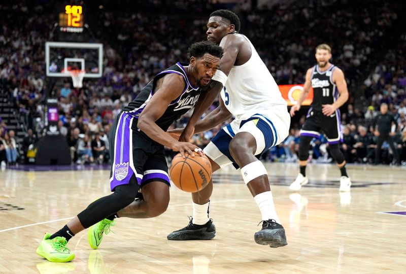 SACRAMENTO, CALIFORNIA - OCTOBER 24: Malik Monk #0 of the Sacramento Kings driving to the basket is fouled by Anthony Edwards #5 of the Minnesota Timberwolves in the fourth quarter at Golden 1 Center on October 24, 2024 in Sacramento, California. NOTE TO USER: User expressly acknowledges and agrees that, by downloading and or using this photograph, User is consenting to the terms and conditions of the Getty Images License Agreement. (Photo by Thearon W. Henderson/Getty Images)