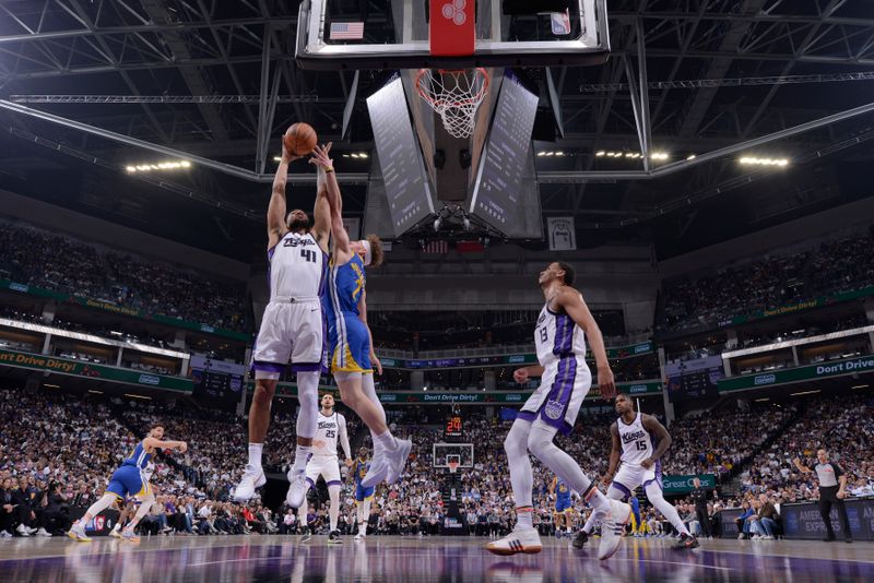 SACRAMENTO, CA - APRIL 16: Trey Lyles #41 of the Sacramento Kings rebounds the ball during the game against the Golden State Warriors during the 2024 Play-In Tournament on April 16, 2024 at Golden 1 Center in Sacramento, California. NOTE TO USER: User expressly acknowledges and agrees that, by downloading and or using this Photograph, user is consenting to the terms and conditions of the Getty Images License Agreement. Mandatory Copyright Notice: Copyright 2024 NBAE (Photo by Rocky Widner/NBAE via Getty Images)