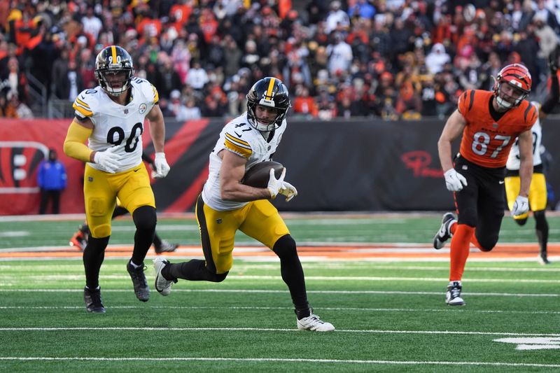 Pittsburgh Steelers linebacker Payton Wilson (41) returns a fumble by Cincinnati Bengals quarterback Joe Burrow for a touchdown during the second half of an NFL football game Sunday, Dec. 1, 2024, in Cincinnati. (AP Photo/Joshua A. Bickel)