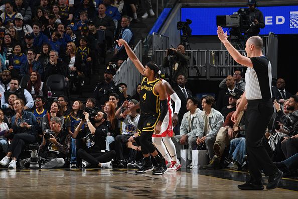 SAN FRANCISCO, CA - NOVEMBER 20: Moses Moody #4 of the Golden State Warriors celebrates during the game against the Houston Rockets on November 20, 2023 at Chase Center in San Francisco, California. NOTE TO USER: User expressly acknowledges and agrees that, by downloading and or using this photograph, user is consenting to the terms and conditions of Getty Images License Agreement. Mandatory Copyright Notice: Copyright 2023 NBAE (Photo by Noah Graham/NBAE via Getty Images)