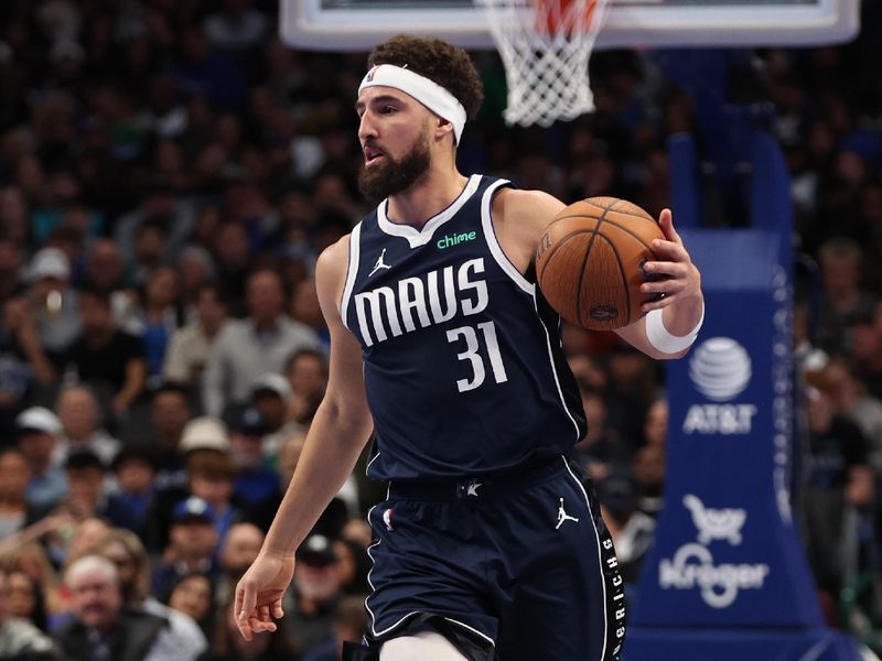 DALLAS, TX - DECEMBER 3: Klay Thompson #31 of the Dallas Mavericks dribbles the ball during the game against the Memphis Grizzlies on December 3, 2024 at American Airlines Center in Dallas, Texas. NOTE TO USER: User expressly acknowledges and agrees that, by downloading and or using this photograph, User is consenting to the terms and conditions of the Getty Images License Agreement. Mandatory Copyright Notice: Copyright 2024 NBAE (Photo by Tim Heitman/NBAE via Getty Images)