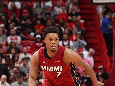 MIAMI, FL - DECEMBER 25:  Kyle Lowry #7 of the Miami Heat handles the ball during the game against the Philadelphia 76ers on December 25, 2023 at Kaseya Center in Miami, Florida. NOTE TO USER: User expressly acknowledges and agrees that, by downloading and or using this Photograph, user is consenting to the terms and conditions of the Getty Images License Agreement. Mandatory Copyright Notice: Copyright 2023 NBAE (Photo by David Sherman/NBAE via Getty Images)