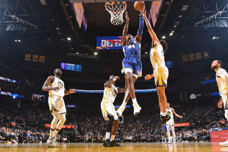 SAN FRANCISCO, CA - MARCH 24: Paul Reed #44 of the Philadelphia 76ers drives to the basket during the game against the Golden State Warriors on March 24, 2023 at Chase Center in San Francisco, California. NOTE TO USER: User expressly acknowledges and agrees that, by downloading and or using this photograph, user is consenting to the terms and conditions of Getty Images License Agreement. Mandatory Copyright Notice: Copyright 2023 NBAE (Photo by Noah Graham/NBAE via Getty Images)