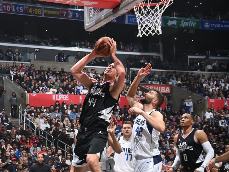 LOS ANGELES, CA - APRIL 23: Mason Plumlee #44 of the LA Clippers dunks the ball during the game against the Dallas Mavericks during Round 1 Game 2 of the 2024 NBA Playoffs on April 23, 2024 at Crypto.Com Arena in Los Angeles, California. NOTE TO USER: User expressly acknowledges and agrees that, by downloading and/or using this Photograph, user is consenting to the terms and conditions of the Getty Images License Agreement. Mandatory Copyright Notice: Copyright 2024 NBAE (Photo by Andrew D. Bernstein/NBAE via Getty Images)