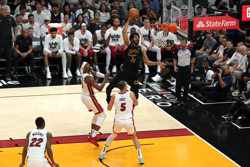 MIAMI, FL - APRIL 26: Jarrett Allen #31 of the Cleveland Cavaliers dunks the ball during the game against the Miami Heat during Round 1 Game 3 of the 2025 NBA Playoffs on April 26, 2025 at Kaseya Center in Miami, Florida. NOTE TO USER: User expressly acknowledges and agrees that, by downloading and or using this Photograph, user is consenting to the terms and conditions of the Getty Images License Agreement. Mandatory Copyright Notice: Copyright 2025 NBAE(Photo by Eric Espada/NBAE via Getty Images)