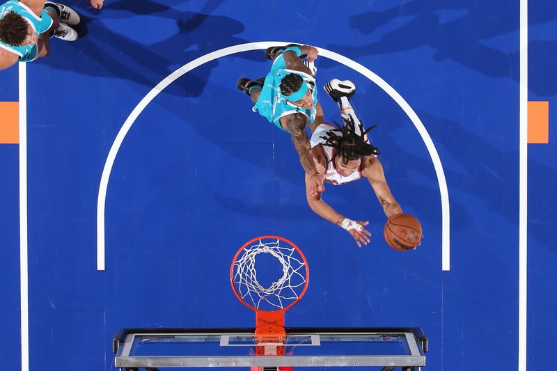 NEW YORK, NY - OCTOBER 15: Jericho Sims #20 of the New York Knicks drives to the basket during the game against the Charlotte Hornets during the 2024 NBA Preseason on October 15, 2024 at Madison Square Garden in New York City, New York.  NOTE TO USER: User expressly acknowledges and agrees that, by downloading and or using this photograph, User is consenting to the terms and conditions of the Getty Images License Agreement. Mandatory Copyright Notice: Copyright 2024 NBAE  (Photo by Nathaniel S. Butler/NBAE via Getty Images)