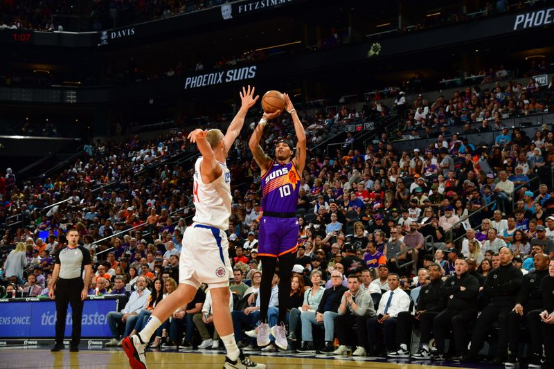 PHOENIX, AZ - APRIL  9: Damion Lee #10 of the Phoenix Suns shoots a three point basket during the game against the LA Clippers on April 9, 2023 at Footprint Center in Phoenix, Arizona. NOTE TO USER: User expressly acknowledges and agrees that, by downloading and or using this photograph, user is consenting to the terms and conditions of the Getty Images License Agreement. Mandatory Copyright Notice: Copyright 2023 NBAE (Photo by Kate Frese/NBAE via Getty Images)