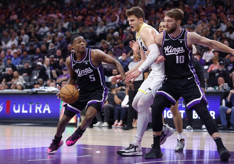 SACRAMENTO, CALIFORNIA - MARCH 31: De'Aaron Fox #5 of the Sacramento Kings drives to the basket against Walker Kessler #24 of the Utah Jazz in the fourth quarter at Golden 1 Center on March 31, 2024 in Sacramento, California. NOTE TO USER: User expressly acknowledges and agrees that, by downloading and or using this photograph, User is consenting to the terms and conditions of the Getty Images License Agreement. (Photo by Lachlan Cunningham/Getty Images)