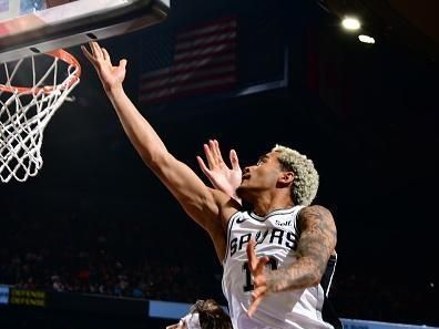 PHOENIX, AZ - NOVEMBER 2: Jeremy Sochan #10 of the San Antonio Spurs drives to the basket during the game against the Phoenix Suns on November 2, 2023 at Footprint Center in Phoenix, Arizona. NOTE TO USER: User expressly acknowledges and agrees that, by downloading and or using this photograph, user is consenting to the terms and conditions of the Getty Images License Agreement. Mandatory Copyright Notice: Copyright 2023 NBAE (Photo by Barry Gossage/NBAE via Getty Images)