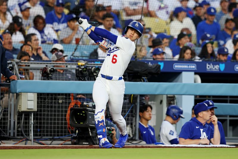 Jun 2, 2025; Los Angeles, California, USA; Los Angeles Dodgers second base Hyeseong Kim (6) on deck during the third inning against the New York Mets during the third inning against the New York Mets at Dodger Stadium. Mandatory Credit: Jason Parkhurst-Imagn Images