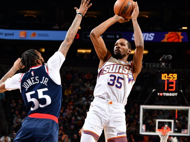 PHOENIX, AZ - JANUARY 27: Kevin Durant #35 of the Phoenix Suns shoots the ball during the game against the LA Clippers on January 27, 2025 at Footprint Center in Phoenix, Arizona. NOTE TO USER: User expressly acknowledges and agrees that, by downloading and or using this photograph, user is consenting to the terms and conditions of the Getty Images License Agreement. Mandatory Copyright Notice: Copyright 2025 NBAE (Photo by Barry Gossage/NBAE via Getty Images)