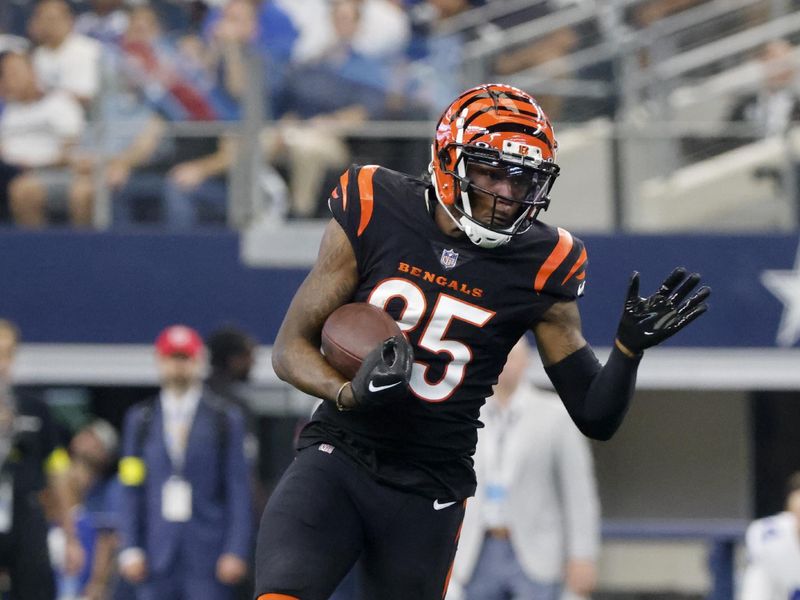 Cincinnati Bengals wide receiver Tee Higgins (85) runs after a reception against the Dallas Cowboys during an NFL Football game in Arlington, Texas, Sunday, Sept. 18, 2022. (AP Photo/Michael Ainsworth)