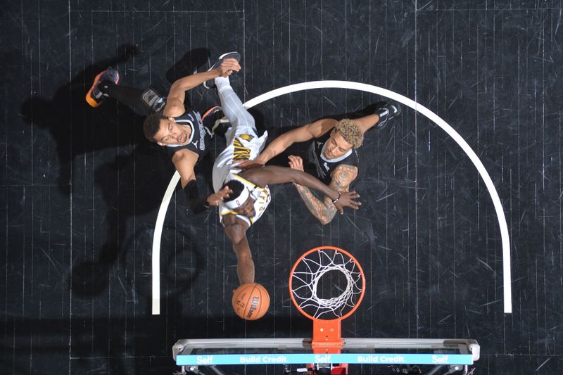 SAN ANTONIO, TX - MARCH 3: Pascal Siakam #43 of the Indiana Pacers shoots the ball during the game against the San Antonio Spurs on March 3, 2024 at the Frost Bank Center in San Antonio, Texas. NOTE TO USER: User expressly acknowledges and agrees that, by downloading and or using this photograph, user is consenting to the terms and conditions of the Getty Images License Agreement. Mandatory Copyright Notice: Copyright 2024 NBAE (Photos by Michael Gonzales/NBAE via Getty Images)