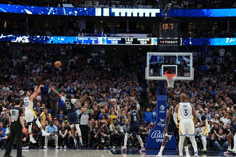 DALLAS, TX - APRIL 5: Stephen Curry #30 of the Golden State Warriors shoots a three point basket during the game against the Dallas Mavericks on April 5, 2024 at the American Airlines Center in Dallas, Texas. NOTE TO USER: User expressly acknowledges and agrees that, by downloading and or using this photograph, User is consenting to the terms and conditions of the Getty Images License Agreement. Mandatory Copyright Notice: Copyright 2024 NBAE (Photo by Glenn James/NBAE via Getty Images)