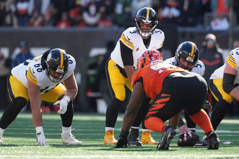 Pittsburgh Steelers quarterback Russell Wilson calls a play before a snap during the first half of an NFL football game against the Cincinnati Bengals, Sunday, Dec. 1, 2024, in Cincinnati. (AP Photo/Kareem Elgazzar)