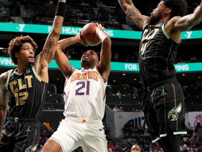 CHARLOTTE, NC - MARCH 1: T.J. Warren #21 of the Phoenix Suns  goes to the basket against the Charlotte Hornets on March 1, 2023 at Spectrum Center in Charlotte, North Carolina. NOTE TO USER: User expressly acknowledges and agrees that, by downloading and or using this photograph, User is consenting to the terms and conditions of the Getty Images License Agreement. Mandatory Copyright Notice: Copyright 2023 NBAE (Photo by Kent Smith/NBAE via Getty Images)