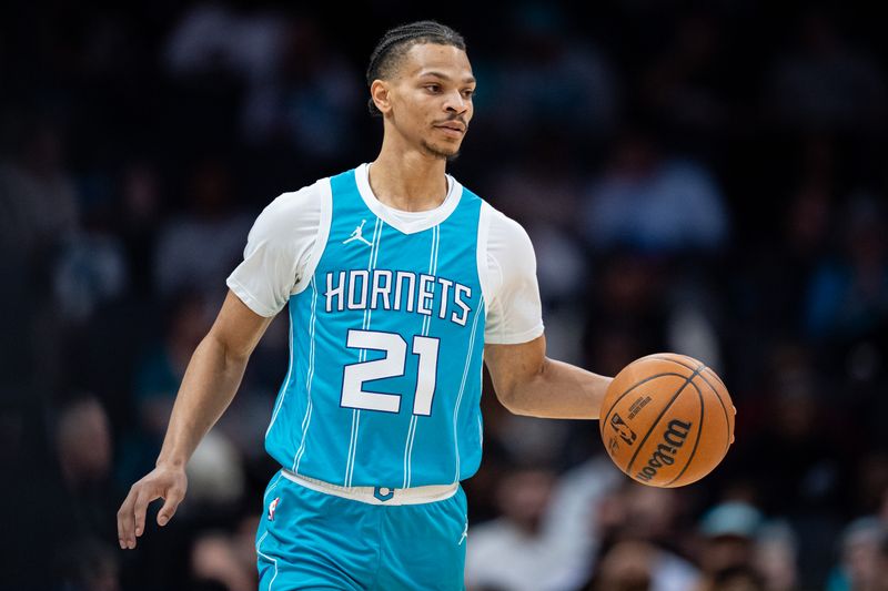 CHARLOTTE, NORTH CAROLINA - FEBRUARY 03: Isaiah Wong #21 of the Charlotte Hornets plays against the Washington Wizards during their game at Spectrum Center on February 03, 2025 in Charlotte, North Carolina. NOTE TO USER: User expressly acknowledges and agrees that, by downloading and or using this photograph, User is consenting to the terms and conditions of the Getty Images License Agreement. (Photo by Jacob Kupferman/Getty Images)