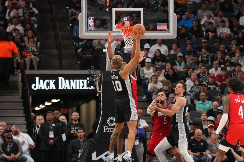 SAN ANTONIO, TX - MARCH 12: Jeremy Sochan #10 of the San Antonio Spurs drives to the basket during the game against the Houston Rockets on March 12, 2024 at the Frost Bank Center in San Antonio, Texas. NOTE TO USER: User expressly acknowledges and agrees that, by downloading and or using this photograph, user is consenting to the terms and conditions of the Getty Images License Agreement. Mandatory Copyright Notice: Copyright 2024 NBAE (Photos by Jesse D. Garrabrant/NBAE via Getty Images)