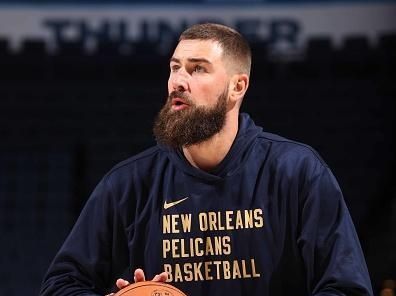 OKLAHOMA CITY, OK - NOVEMBER 1: Jonas Valanciunas #17 of the New Orleans Pelicans prepares to shoots the ball before the game against the Oklahoma City Thunder on November 1, 2023 at Paycom Arena in Oklahoma City, Oklahoma. NOTE TO USER: User expressly acknowledges and agrees that, by downloading and or using this photograph, User is consenting to the terms and conditions of the Getty Images License Agreement. Mandatory Copyright Notice: Copyright 2023 NBAE (Photo by Joe Murphy/NBAE via Getty Images)