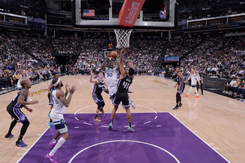 SACRAMENTO, CA - OCTOBER 24: Julius Randle #30 of the Minnesota Timberwolves shoots the ball during the game against the Sacramento Kings on October 24, 2024 at Golden 1 Center in Sacramento, California. NOTE TO USER: User expressly acknowledges and agrees that, by downloading and or using this Photograph, user is consenting to the terms and conditions of the Getty Images License Agreement. Mandatory Copyright Notice: Copyright 2024 NBAE (Photo by Rocky Widner/NBAE via Getty Images)