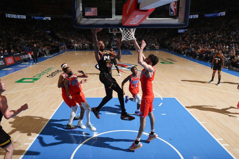 OKLAHOMA CITY, OK - MARCH 29: Kevin Durant #35 of the Phoenix Suns drives to the basket during the game against the Oklahoma City Thunder on March 29, 2024 at Paycom Arena in Oklahoma City, Oklahoma. NOTE TO USER: User expressly acknowledges and agrees that, by downloading and or using this photograph, User is consenting to the terms and conditions of the Getty Images License Agreement. Mandatory Copyright Notice: Copyright 2024 NBAE (Photo by Zach Beeker/NBAE via Getty Images)