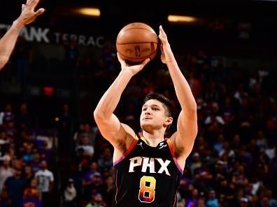 PHOENIX, AZ - NOVEMBER 15: Grayson Allen #8 of the Phoenix Suns shoots the ball during the game against the Minnesota Timberwolves on November 15, 2023 at Footprint Center in Phoenix, Arizona. NOTE TO USER: User expressly acknowledges and agrees that, by downloading and or using this photograph, user is consenting to the terms and conditions of the Getty Images License Agreement. Mandatory Copyright Notice: Copyright 2023 NBAE (Photo by Barry Gossage/NBAE via Getty Images)