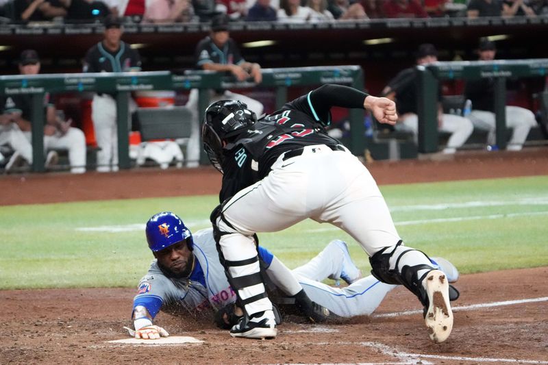 Aug 28, 2024; Phoenix, Arizona, USA; New York Mets outfielder Starling Marte (6) beats the tag of Arizona Diamondbacks catcher Adrian Del Castillo (25) to score a run during the sixth inning at Chase Field. Mandatory Credit: Joe Camporeale-USA TODAY Sports