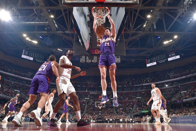 CLEVELAND, OH - MARCH 11:  Drew Eubanks #14 of the Phoenix Suns drives to the basket during the game against the Cleveland Cavaliers on March 11, 2024 at Rocket Mortgage FieldHouse in Cleveland, Ohio. NOTE TO USER: User expressly acknowledges and agrees that, by downloading and/or using this Photograph, user is consenting to the terms and conditions of the Getty Images License Agreement. Mandatory Copyright Notice: Copyright 2024 NBAE (Photo by David Liam Kyle/NBAE via Getty Images)