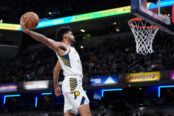 INDIANAPOLIS, INDIANA - DECEMBER 18: Obi Toppin #1 of the Indiana Pacers dunks the ball in the first quarter against the Los Angeles Clippers at Gainbridge Fieldhouse on December 18, 2023 in Indianapolis, Indiana. NOTE TO USER: User expressly acknowledges and agrees that, by downloading and or using this photograph, User is consenting to the terms and conditions of the Getty Images License Agreement. (Photo by Dylan Buell/Getty Images)