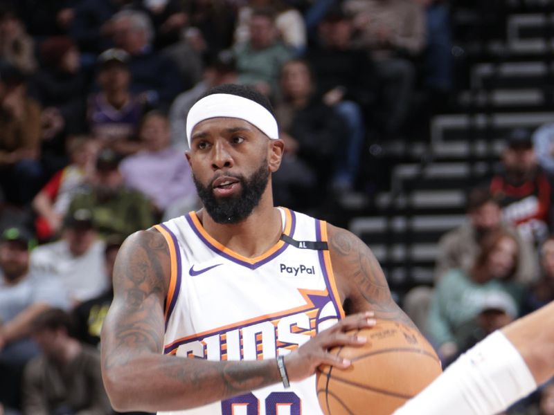 SALT LAKE CITY, UT - DECEMBER 13: Royce O'Neale #00 of the Phoenix Suns handles the ball during the game against the Utah Jazz  during a regular season game on December 13, 2024 at Delta Center in Salt Lake City, Utah. NOTE TO USER: User expressly acknowledges and agrees that, by downloading and or using this Photograph, User is consenting to the terms and conditions of the Getty Images License Agreement. Mandatory Copyright Notice: Copyright 2024 NBAE (Photo by Melissa Majchrzak/NBAE via Getty Images)